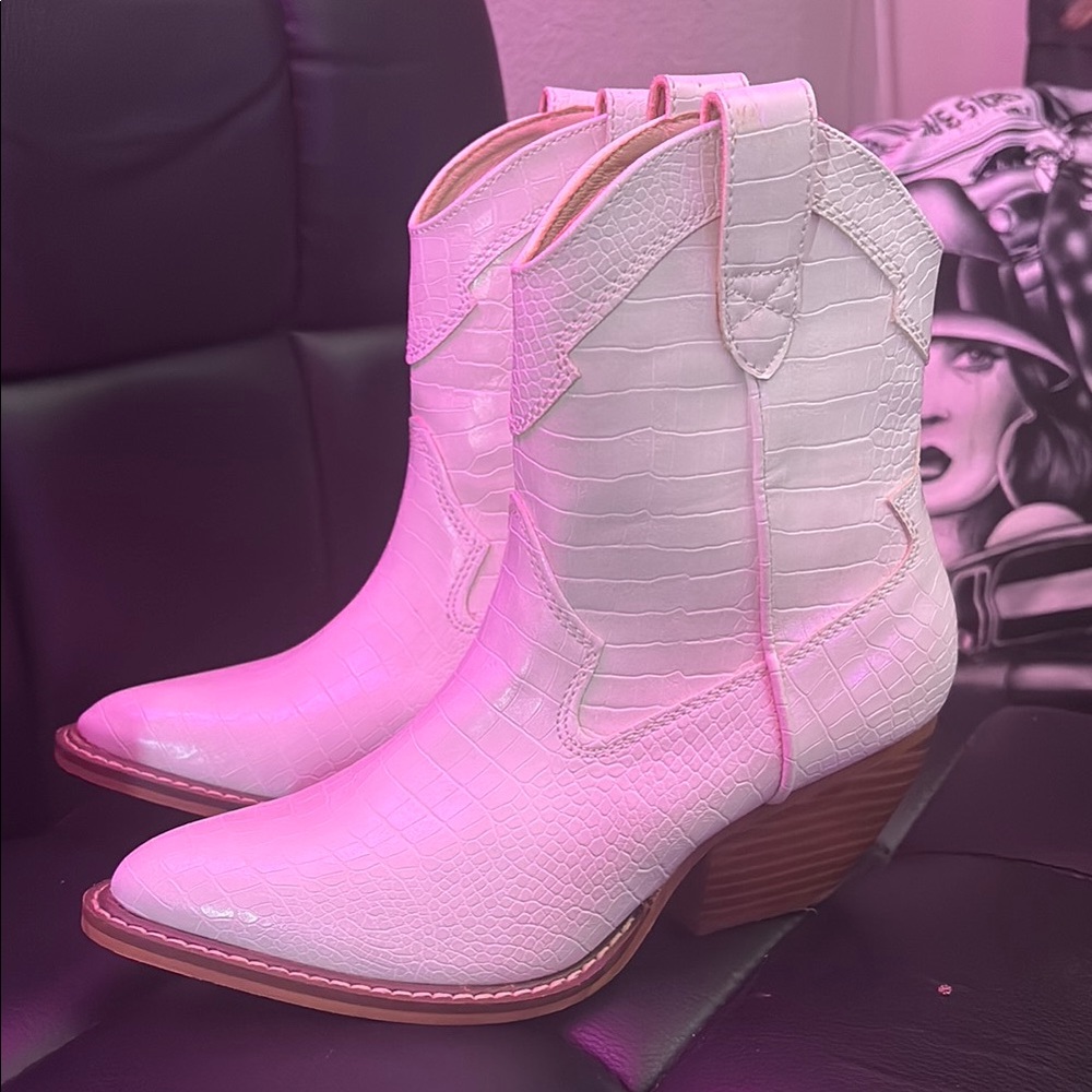White Cowgirl Boots w/Pointed Toe and Western style print & stitching🤍 l